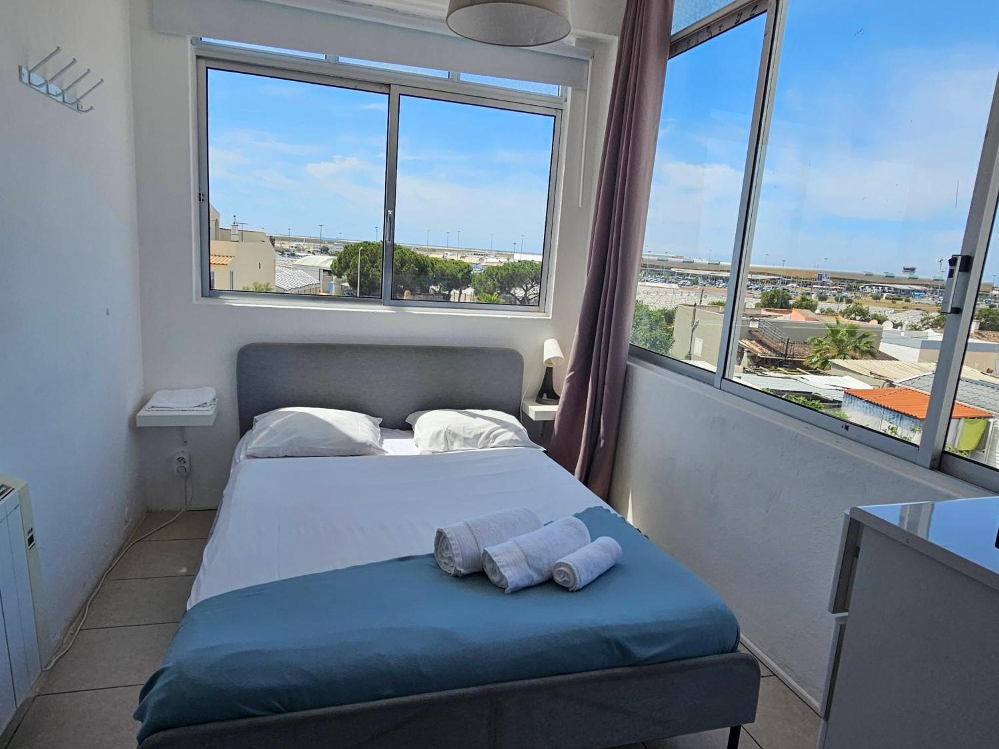 Blife Marya Private Rooms - Airport Stay Фаро Стая снимка
